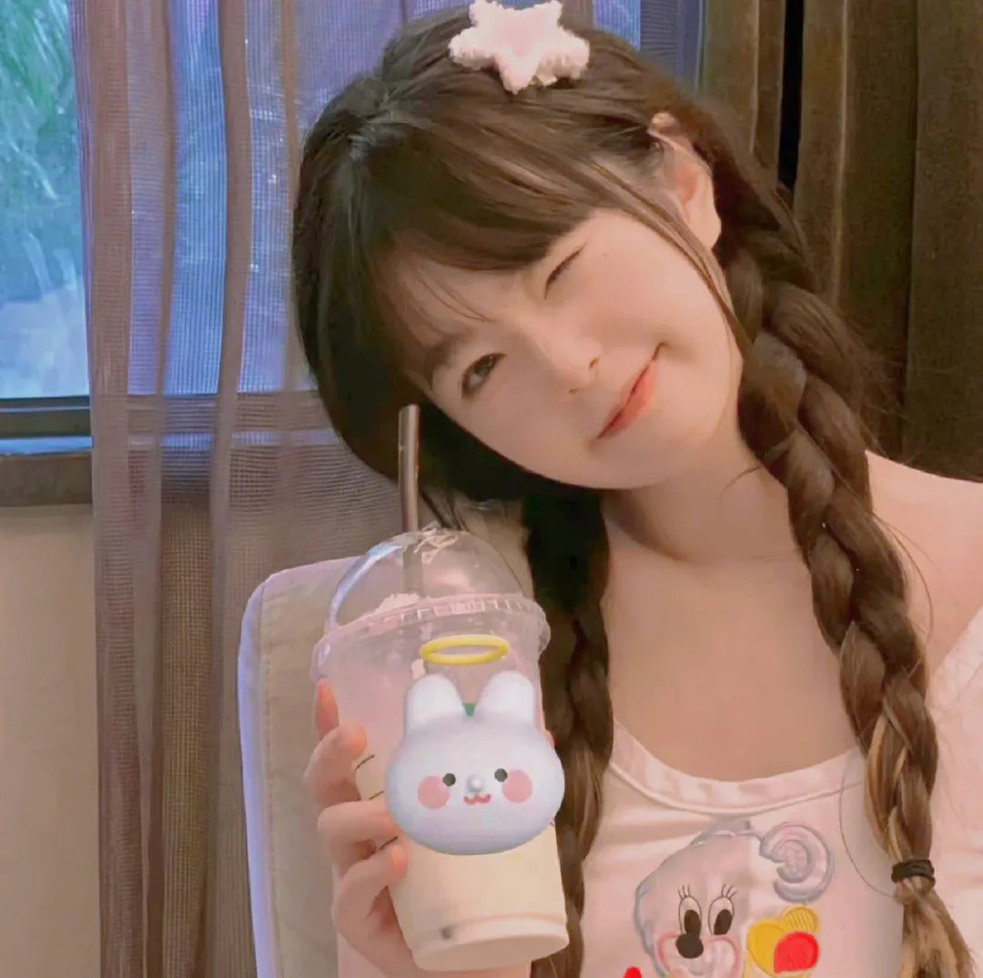 9顶假发的女孩